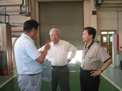 虞總(右一)與原機械部副部長陸燕蓀總工程師(中)等進行交流