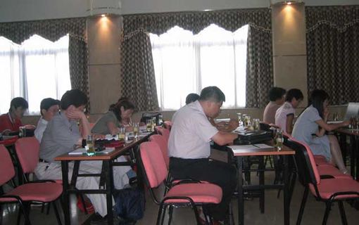 “十一五”中國制造業(yè)信息化技術(shù)及其標(biāo)準(zhǔn)化發(fā)展研討會暨2004年全國工業(yè)自動化系統(tǒng)與集成標(biāo)準(zhǔn)化技術(shù)委員會年會及工業(yè)機(jī)器人標(biāo)準(zhǔn)劃分技術(shù)委員會換屆會，各參會人員聽取演講人員的報告，吸取經(jīng)驗(yàn)